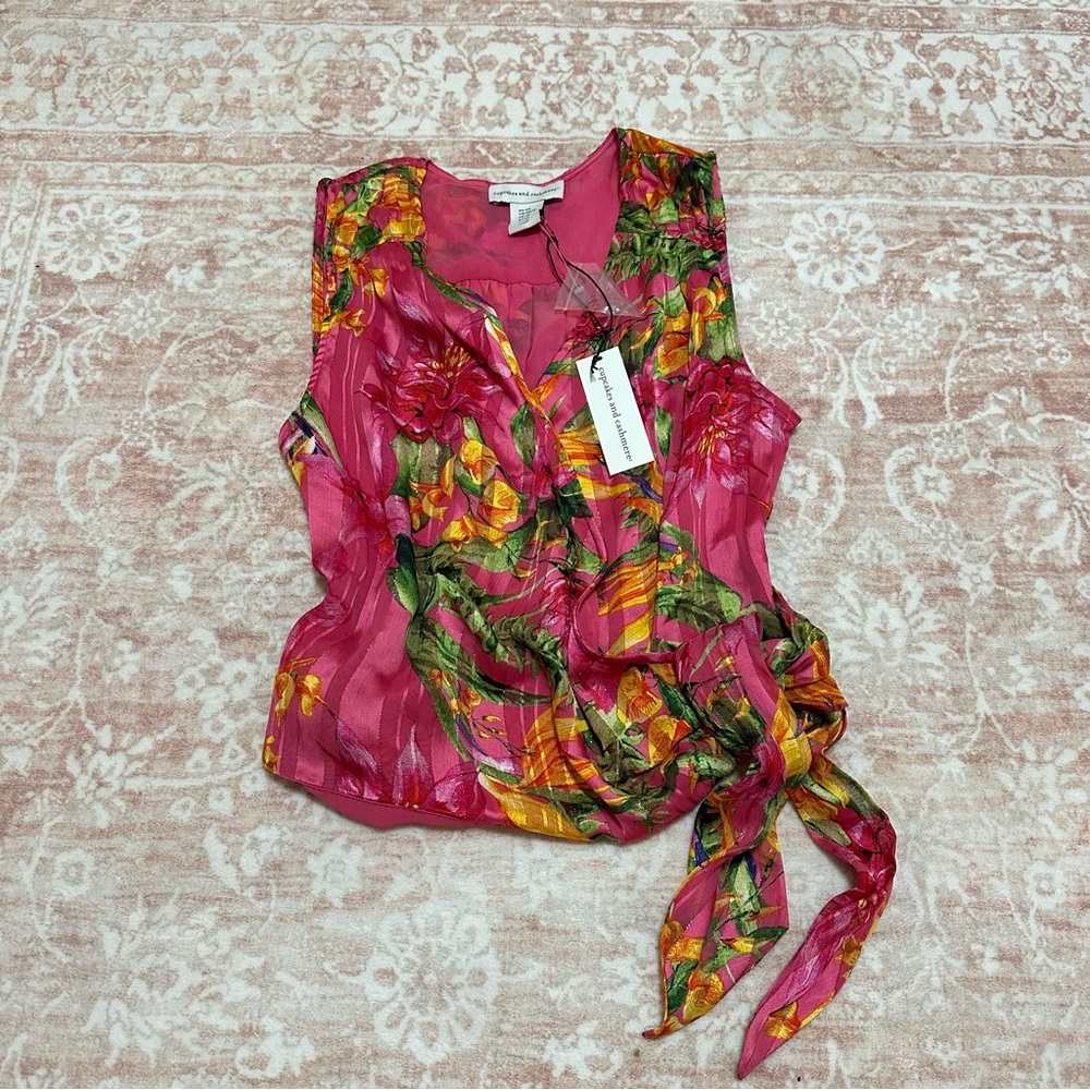 NWT Floral Wrap Cupcakes & Cashmere Tie Front Top 🌺